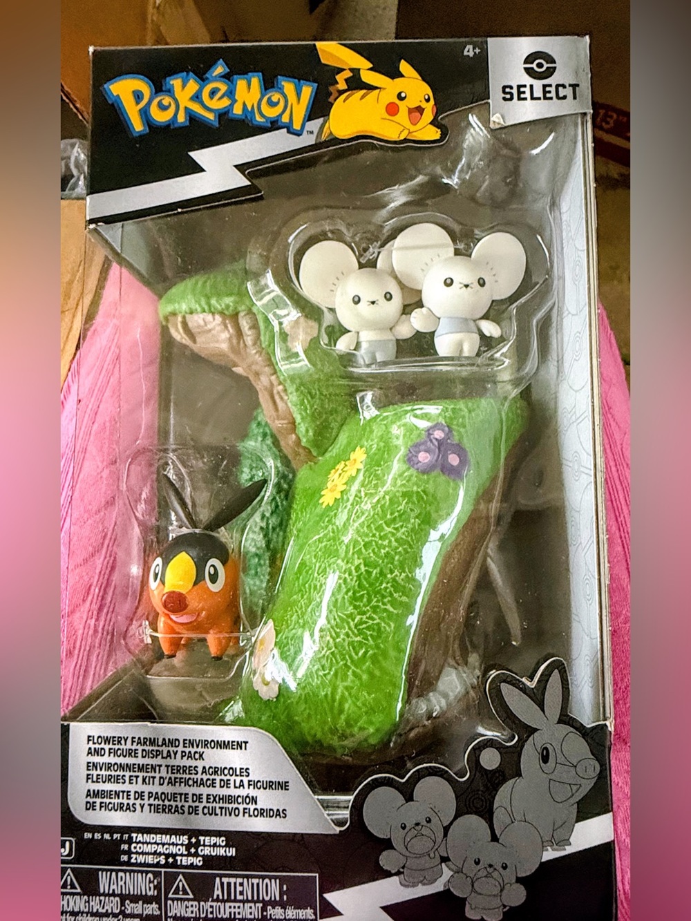 Pokemon Green Playset with White Minun-like Figures and Orange Tepig Figure